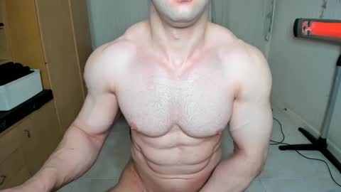 Snapshot of sweetmuscles_boy chatting on January 19, 6:31 am Lorenzo online show from January 19, 6:31 am
