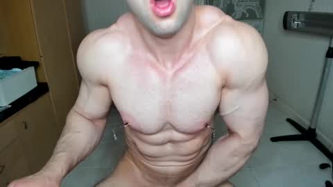 Snapshot of sweetmuscles_boy chatting on February 16, 8:43 am Lorenzo online show from February 16, 8:43 am