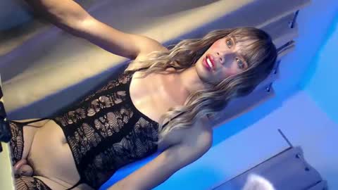 Snapshot of sweetnaughty_mia chatting on July 7, 10:19 am sweetnaughty_mia online show from July 7, 10:19 am
