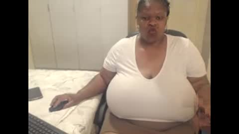 Snapshot of sweetnoziexxx chatting on December 15, 9:56 am sweetnoziexxx online show from December 15, 9:56 am