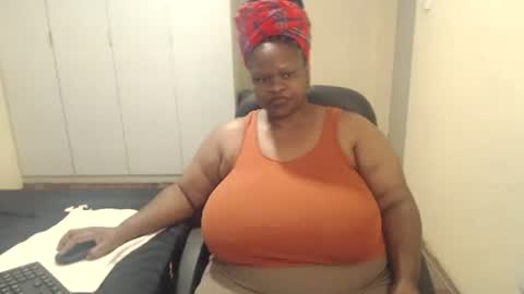 Snapshot of sweetnoziexxx chatting on February 7, 10:19 am sweetnoziexxx online show from February 7, 10:19 am