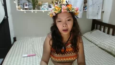 Snapshot of sweetpetitedates chatting on October 13, 11:32 am Agathababes online show from October 13, 11:32 am