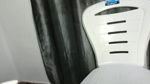 Snapshot of sweetpussy135 chatting on December 5, 3:59 am slim ivy online show from December 5, 3:59 am