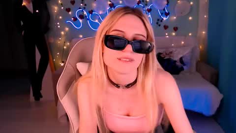 sweetrichal online show from February 18, 4:37 am