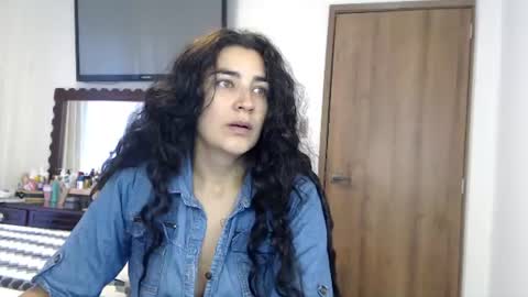 Snapshot of sweetsmile28 chatting on July 5, 11:17 am Dianis online show from July 5, 11:17 am