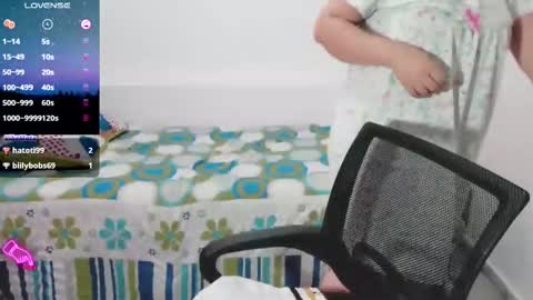 Snapshot of sweetsquirtx23 chatting on January 19, 5:18 pm lili online show from January 19, 5:18 pm