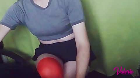 Snapshot of sweetvalerietinybig chatting on February 22, 4:07 am Valerie online show from February 22, 4:07 am