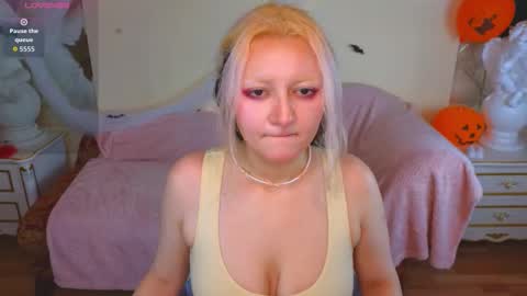 Snapshot of sweety_candys chatting on October 30, 11:44 am Hot Candy online show from October 30, 11:44 am