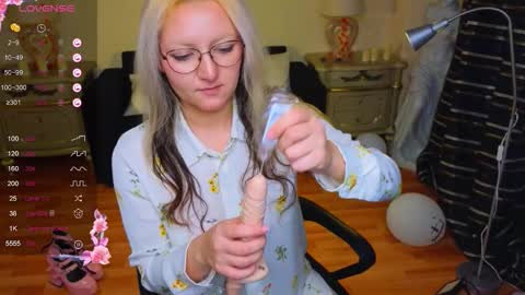 Snapshot of sweety_candys chatting on November 9, 11:30 am Hot Candy online show from November 9, 11:30 am