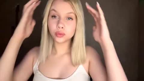 Snapshot of sweetymoor chatting on December 20, 3:41 pm Kate online show from December 20, 3:41 pm