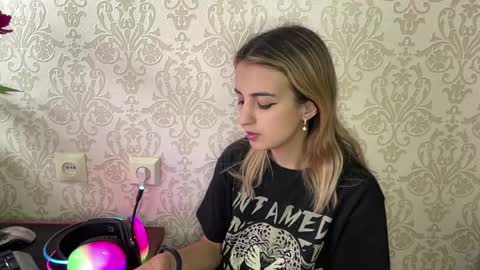 Emily online show from June 1, 3:03 pm