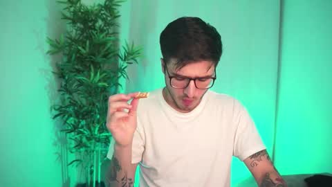 Snapshot of t0ny_wylie chatting on November 15, 10:12 am t0ny_wylie online show from November 15, 10:12 am