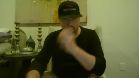 Snapshot of taiboi chatting on December 28, 9:42 am TaiBoi online show from December 28, 9:42 am