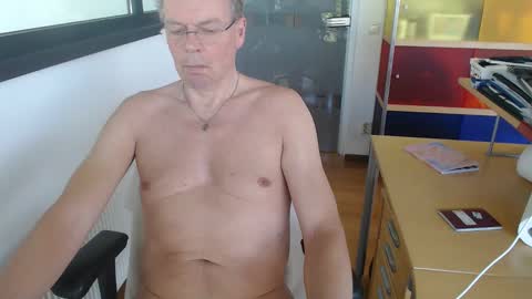 Snapshot of tall_dudenl chatting on May 5, 12:02 pm Tall daddy online show from May 5, 12:02 pm