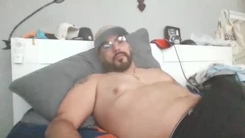 Snapshot of talllatino310 chatting on February 8, 7:39 pm talllatino310 online show from February 8, 7:39 pm