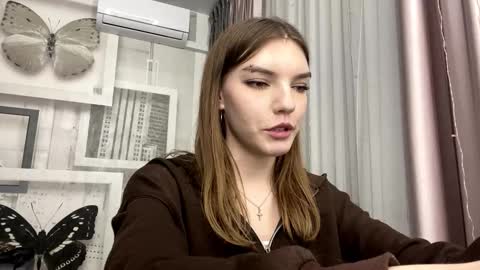 Mia online show from March 5, 4:03 pm