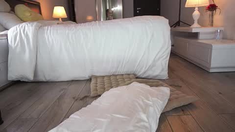 RHEA  pronanciation like Reya   online show from November 12, 1:22 pm