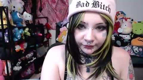 Snapshot of tattedthickandpretty chatting on June 16, 12:24 am TattedThickandPretty online show from June 16, 12:24 am