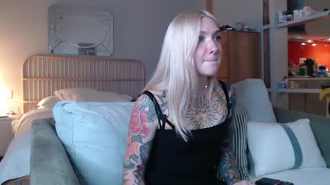Snapshot of tattoobbgirl chatting on February 7, 5:18 pm tattoobbgirl online show from February 7, 5:18 pm