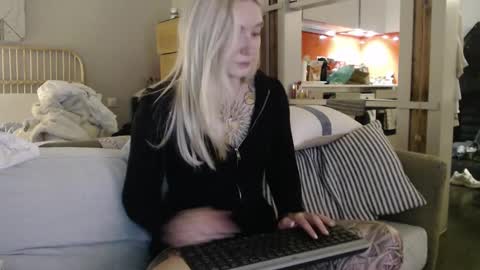 Snapshot of tattoobbgirl chatting on March 4, 10:49 pm tattoobbgirl online show from March 4, 10:49 pm