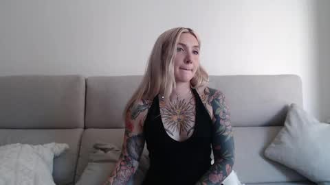 Snapshot of tattoobbgirl chatting on September 16, 2:40 pm tattoobbgirl online show from September 16, 2:40 pm
