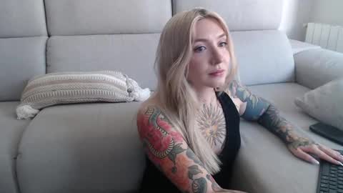Snapshot of tattoobbgirl chatting on September 19, 11:33 am tattoobbgirl online show from September 19, 11:33 am