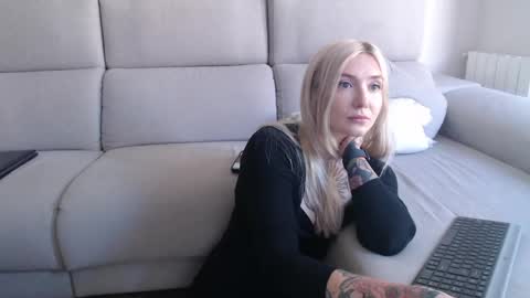Snapshot of tattoobbgirl chatting on September 22, 11:01 am tattoobbgirl online show from September 22, 11:01 am