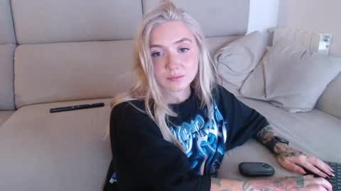 Snapshot of tattoobbgirl chatting on September 27, 5:18 pm tattoobbgirl online show from September 27, 5:18 pm