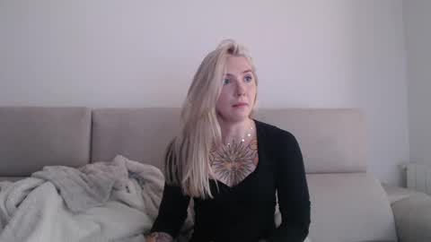 Snapshot of tattoobbgirl chatting on September 30, 11:37 am tattoobbgirl online show from September 30, 11:37 am