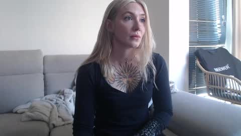Snapshot of tattoobbgirl chatting on October 7, 11:18 am tattoobbgirl online show from October 7, 11:18 am