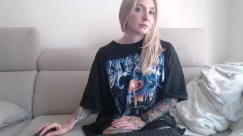 Snapshot of tattoobbgirl chatting on October 10, 3:22 pm tattoobbgirl online show from October 10, 3:22 pm