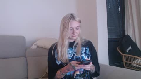 Snapshot of tattoobbgirl chatting on October 24, 5:31 pm tattoobbgirl online show from October 24, 5:31 pm