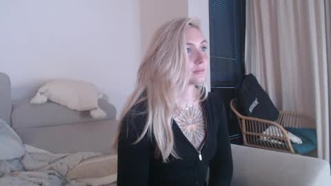 Snapshot of tattoobbgirl chatting on October 25, 5:19 pm tattoobbgirl online show from October 25, 5:19 pm