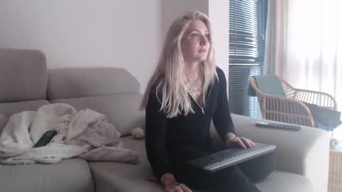 tattoobbgirl online show from December 18, 4:13 pm