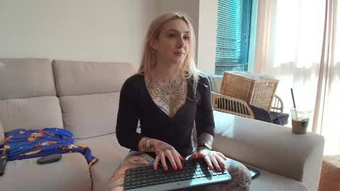 Snapshot of tattoobbgirl chatting on May 1, 3:49 pm tattoobbgirl online show from May 1, 3:49 pm