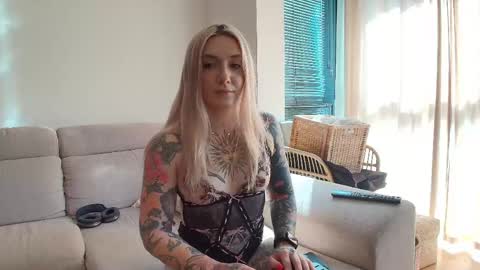 Snapshot of tattoobbgirl chatting on May 6, 3:28 pm tattoobbgirl online show from May 6, 3:28 pm