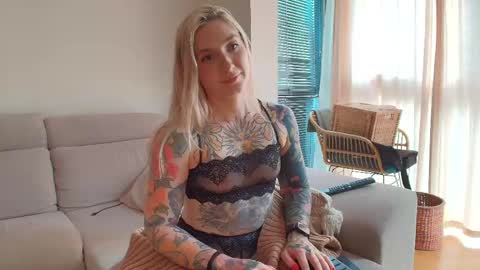 Snapshot of tattoobbgirl chatting on May 8, 4:45 pm tattoobbgirl online show from May 8, 4:45 pm