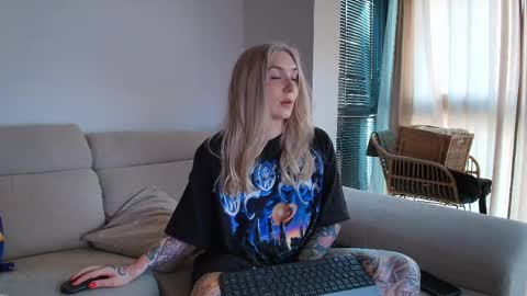 Snapshot of tattoobbgirl chatting on May 13, 6:27 pm tattoobbgirl online show from May 13, 6:27 pm