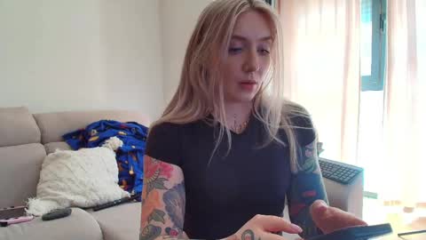 Snapshot of tattoobbgirl chatting on June 5, 1:39 pm tattoobbgirl online show from June 5, 1:39 pm