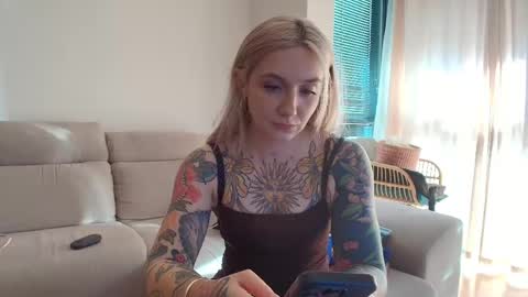 Snapshot of tattoobbgirl chatting on June 8, 3:45 pm tattoobbgirl online show from June 8, 3:45 pm