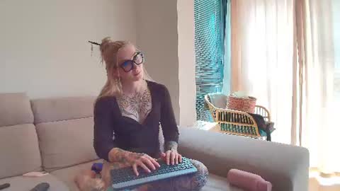 Snapshot of tattoobbgirl chatting on June 10, 2:16 pm tattoobbgirl online show from June 10, 2:16 pm