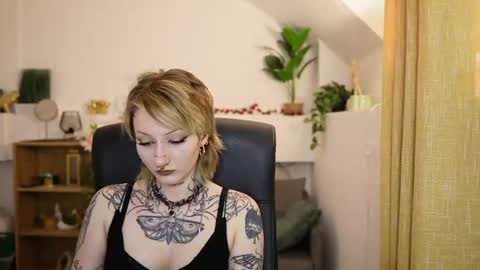 Snapshot of tattooedblondee18 chatting on June 24, 1:21 pm TattooedBlonde18 online show from June 24, 1:21 pm