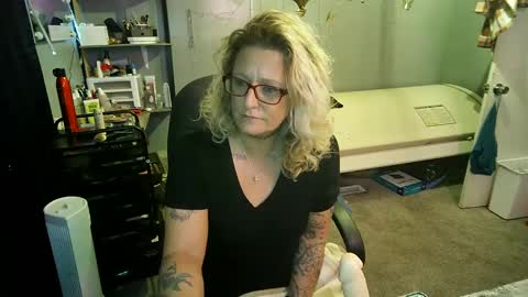 Snapshot of tattooeddirtyteacher chatting on February 25, 12:13 pm Lisa Lovely online show from February 25, 12:13 pm