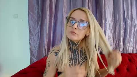 Snapshot of tattootemptress chatting on November 25, 5:40 am tattootemptress online show from November 25, 5:40 am