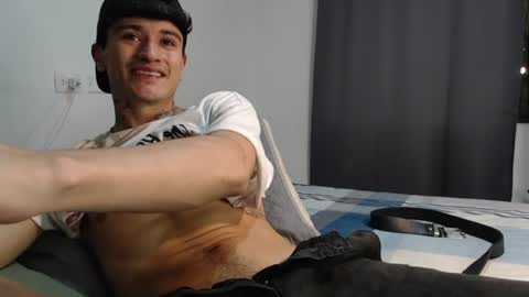 Snapshot of taylor_024 chatting on June 26, 3:22 am independent model online show from June 26, 3:22 am