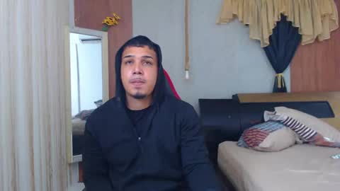Snapshot of taylor_collins_2 chatting on May 12, 8:22 am taylor_collins_2 online show from May 12, 8:22 am