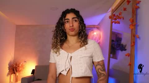 Snapshot of taylormich1 chatting on October 27, 10:25 pm taylormichell online show from October 27, 10:25 pm