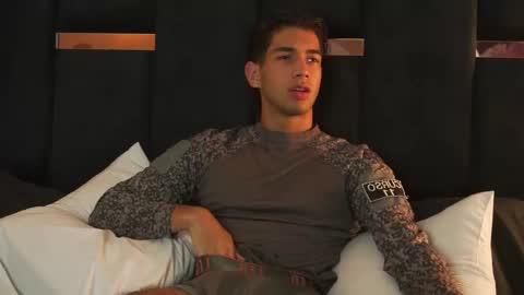 Snapshot of taylorsmiths_ chatting on December 14, 4:40 am taylorsmiths_ online show from December 14, 4:40 am