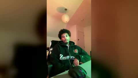 Snapshot of tdr1998 chatting on March 13, 1:40 pm tdr1998 online show from March 13, 1:40 pm