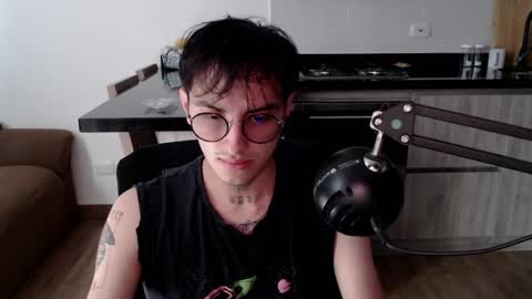 Teo independent model online show from June 1, 1:24 pm